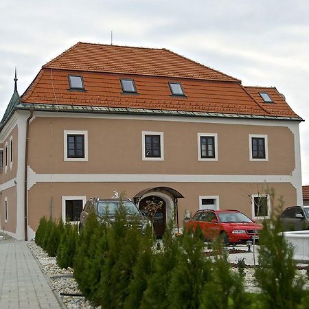 Kastiel Ottlyk Hotel Banovce nad Bebravou Luaran gambar